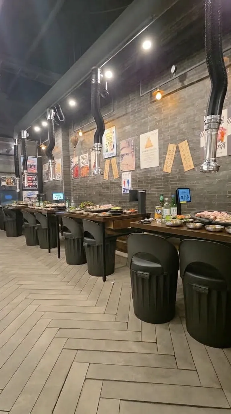 불판과 상차림이 놓인 봉자막창 단체석