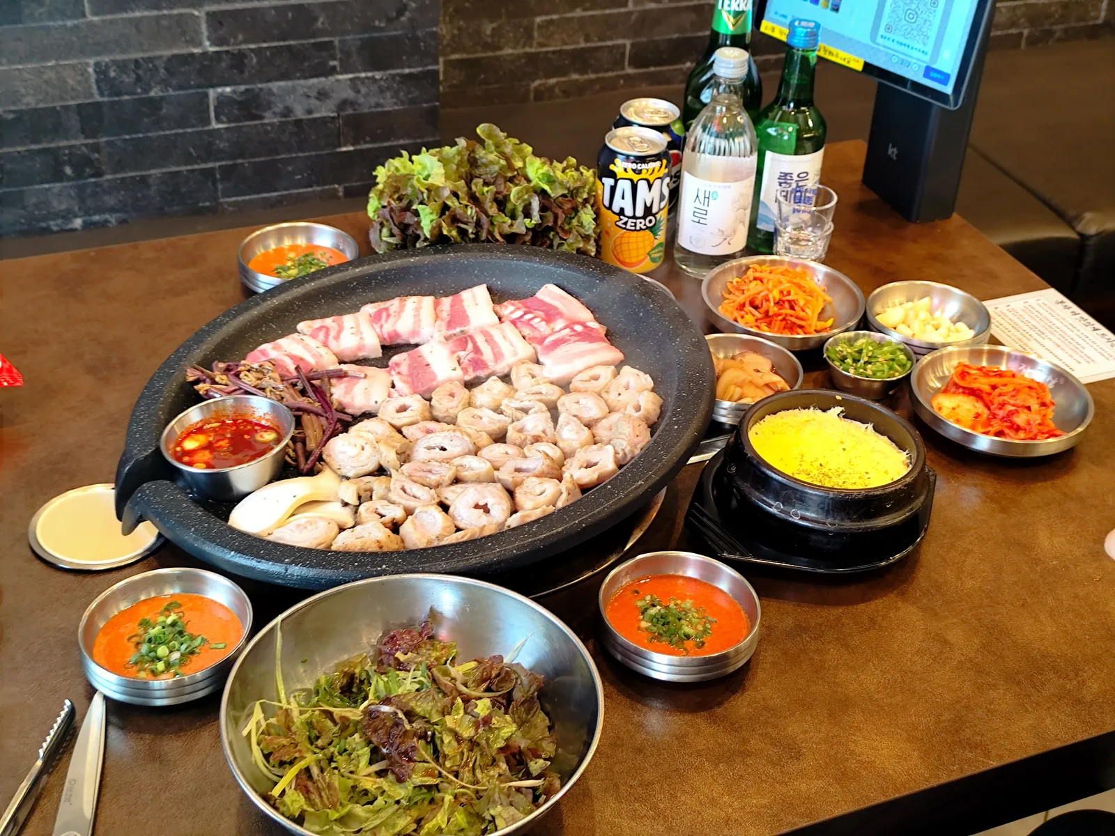 반반불판 한쪽엔 생삼겹살, 한쪽엔 막창이 올라간 한 상